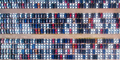 Autos auf einem großen Parkplatz aus der Vogelperspektive